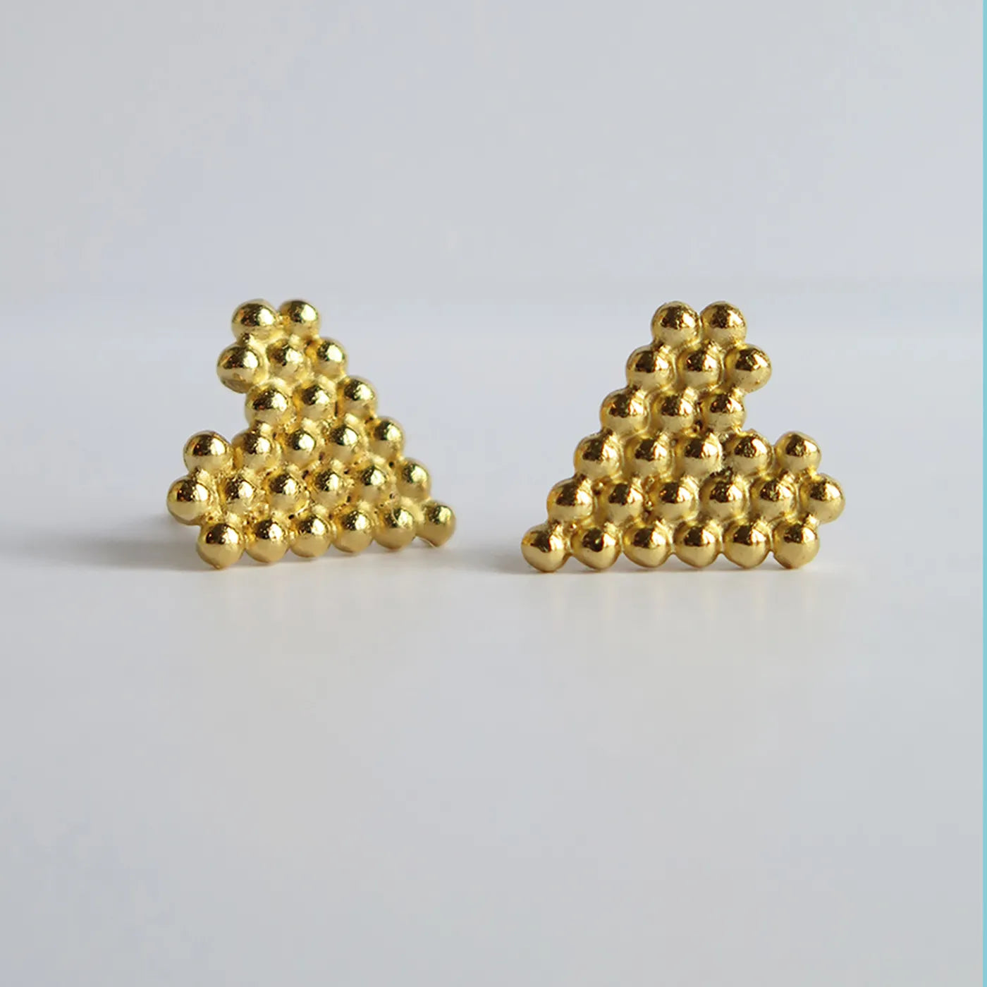 Produktbild Ohrstecker - gepunktetes Herz - mittel - gold