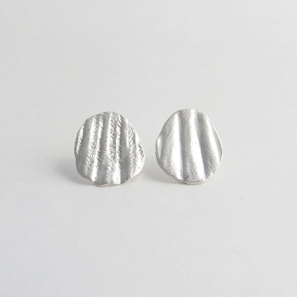 Produktbild - Ohrstecker Flache Muschel - silber